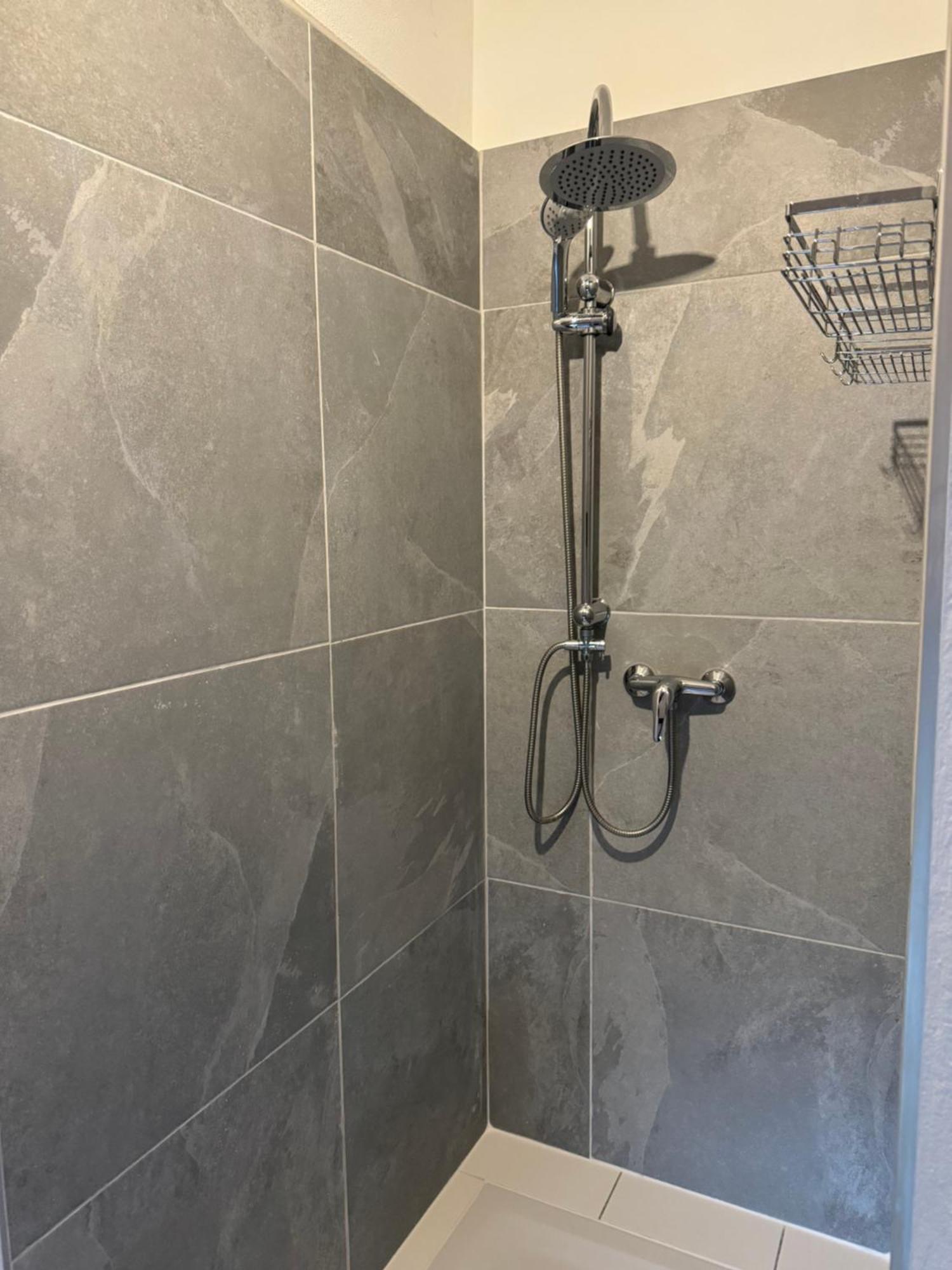 Appartement "Nina"Im Dachgeschoss, Inklusive Parkplatz Halle  Kültér fotó